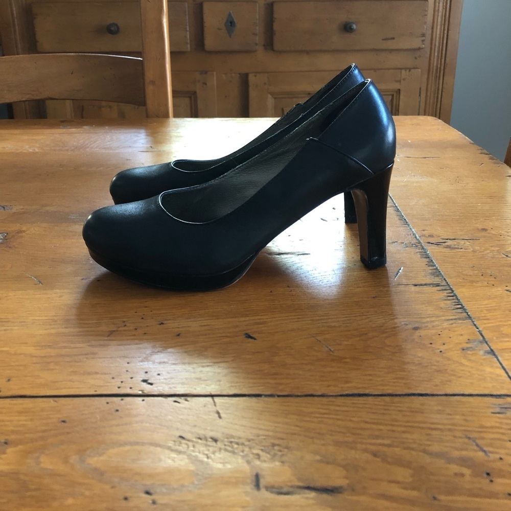 Black Round Toe Platform Pumps